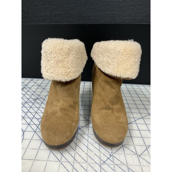 UGG Dandylion Bootie, Size 8, 4-inch heels, reversible shearling trim - Picture 2 of 14